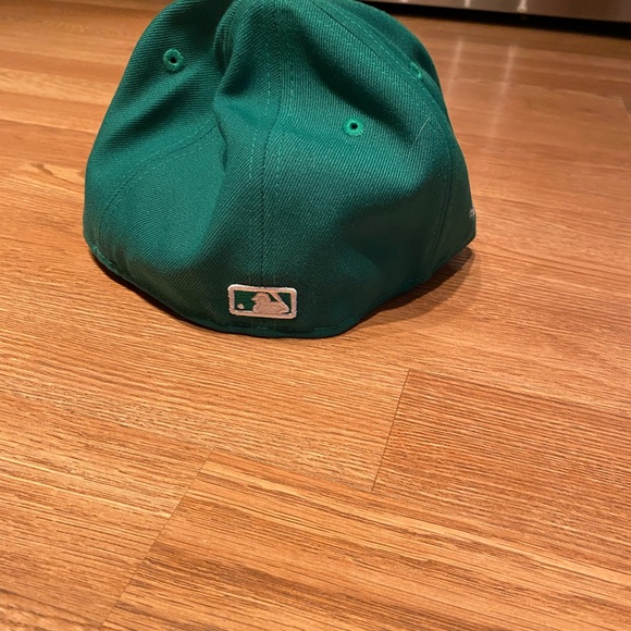 Yankees green cap with embroidered Statue of Liberty - Picture 2 of 5